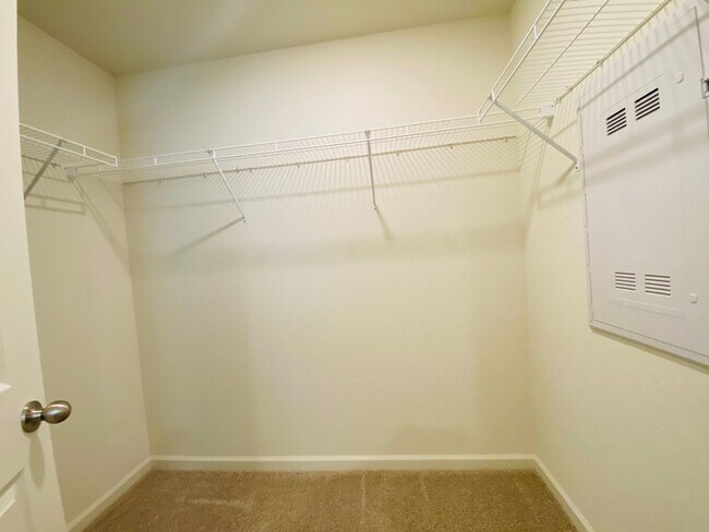 Building Photo - $2,350 Clinton & Armstrong, 4 Bed, Gated Community Pool & Solar - E Riesling Dr, Fresno