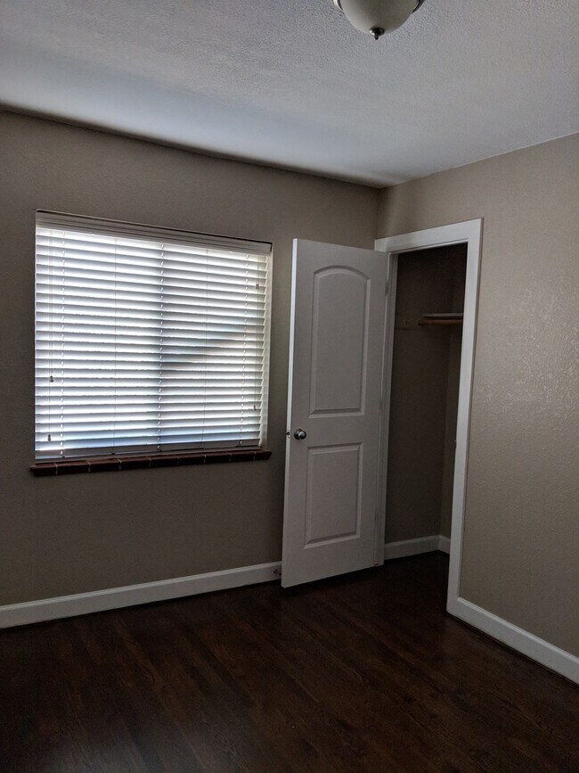 Building Photo - Mountain View 2 Bedroom 1 Bath Duplex on a Hill