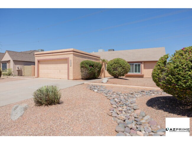 Building Photo - Bright &amp; Spacious 3/2 Tempe Home - Vau...