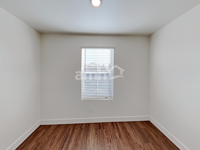 Building Photo - 632 W Hackamore Ave