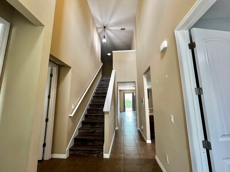 Building Photo - 13318 Longacre Dr