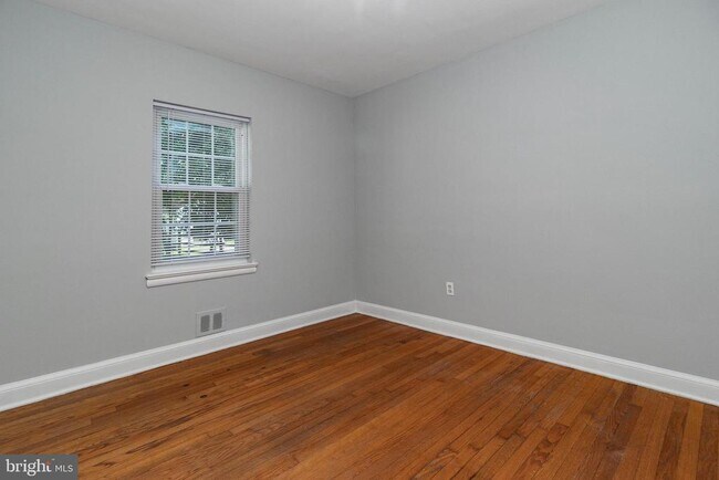 Building Photo - 5601 Dawes Ave