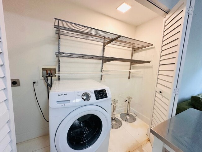 Building Photo - Bright and furnished 1/1 in classy remodel...