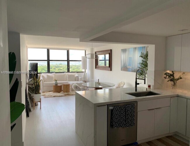 Building Photo - 2555 Collins Ave