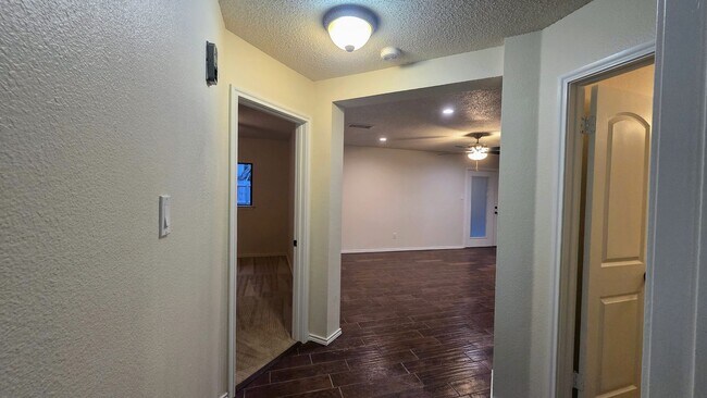 Building Photo - Woodlake Park Spacious move in Ready home over 2100 square feet.