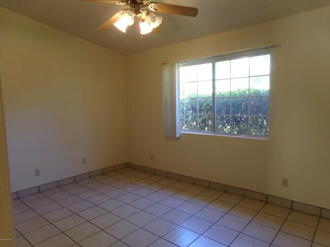Building Photo - 4801 N Viewpoint Dr