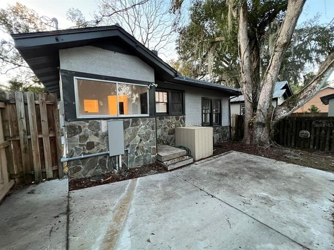Building Photo - 221 N Julia Ave