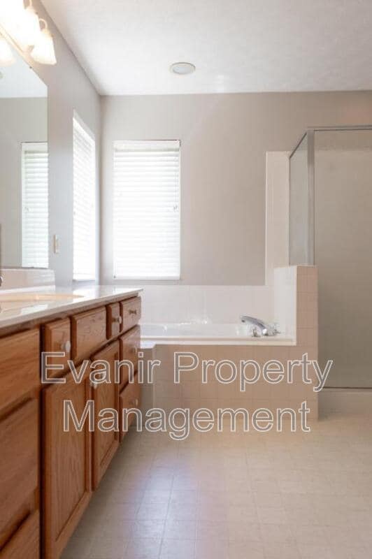 Building Photo - 1142 Deercreek Dr
