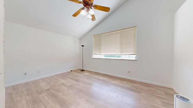 Building Photo - 490 Silvertail Pl