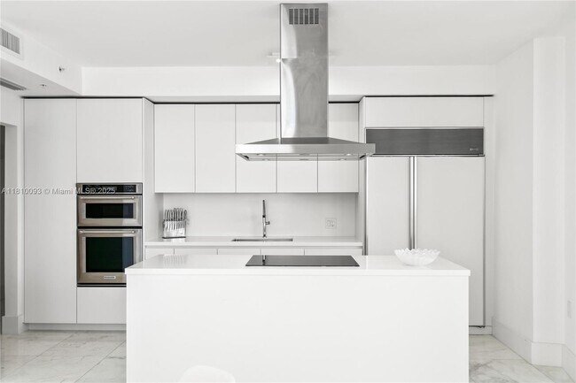 Building Photo - 16275 Collins Ave
