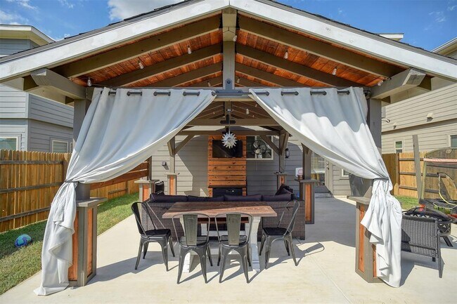 Building Photo - 205 Driftwood Ln