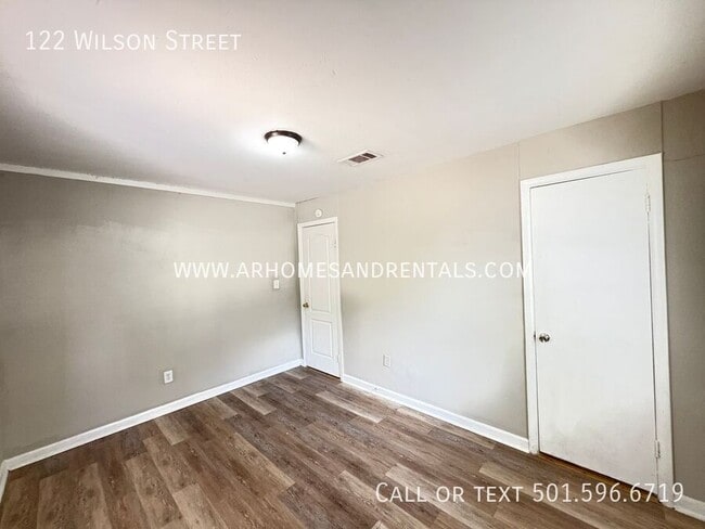 Building Photo - 122 Wilson St