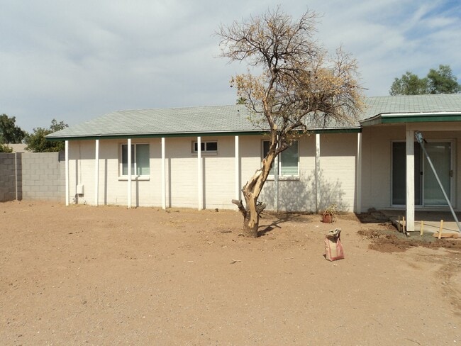 Building Photo - Freshly painted and ready for new occupant...