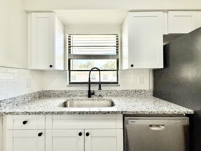 Building Photo - 5212 Peach Ave