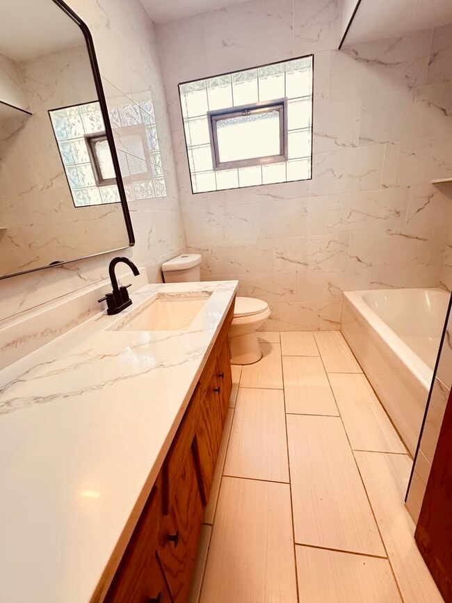 Building Photo - 2823 W 71st St