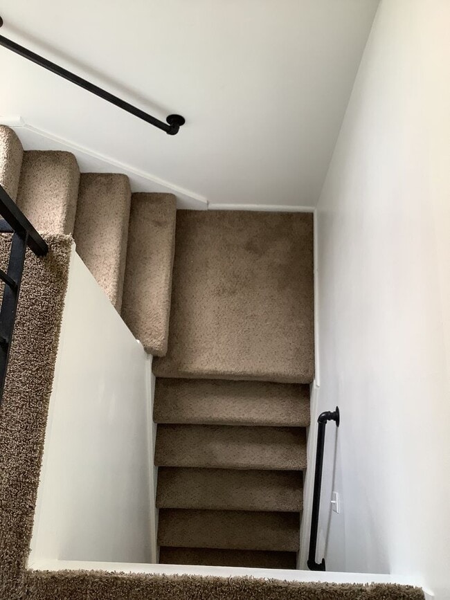 Building Photo - Spacious and bright 3-bedroom, 2-bathroom ...