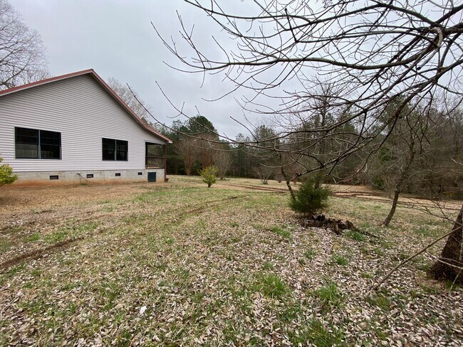 Building Photo - 3557 E Peach Rd