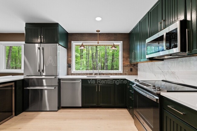 Building Photo - 5105 Pine Dr