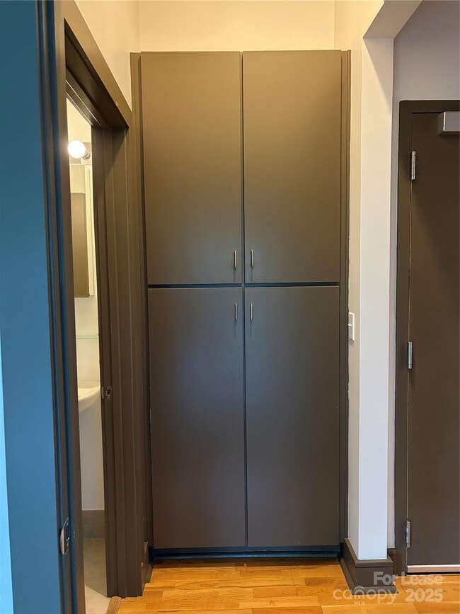 Building Photo - 2200 Lyndhurst Ave