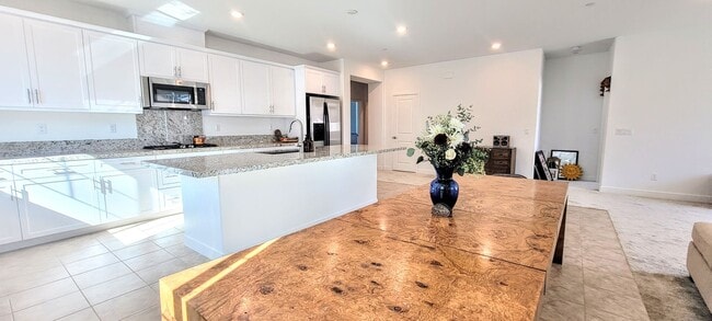 Building Photo - Gorgeous New Lennar Home - Lots of Upgrades - Solar- Must See