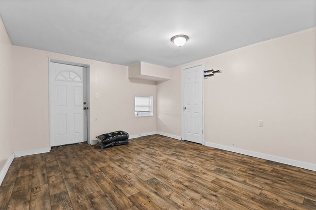 Building Photo - 1348 E 6th St