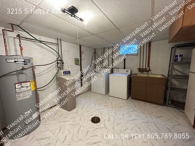 Building Photo - Updated 3 Bedroom 2 Bathroom!