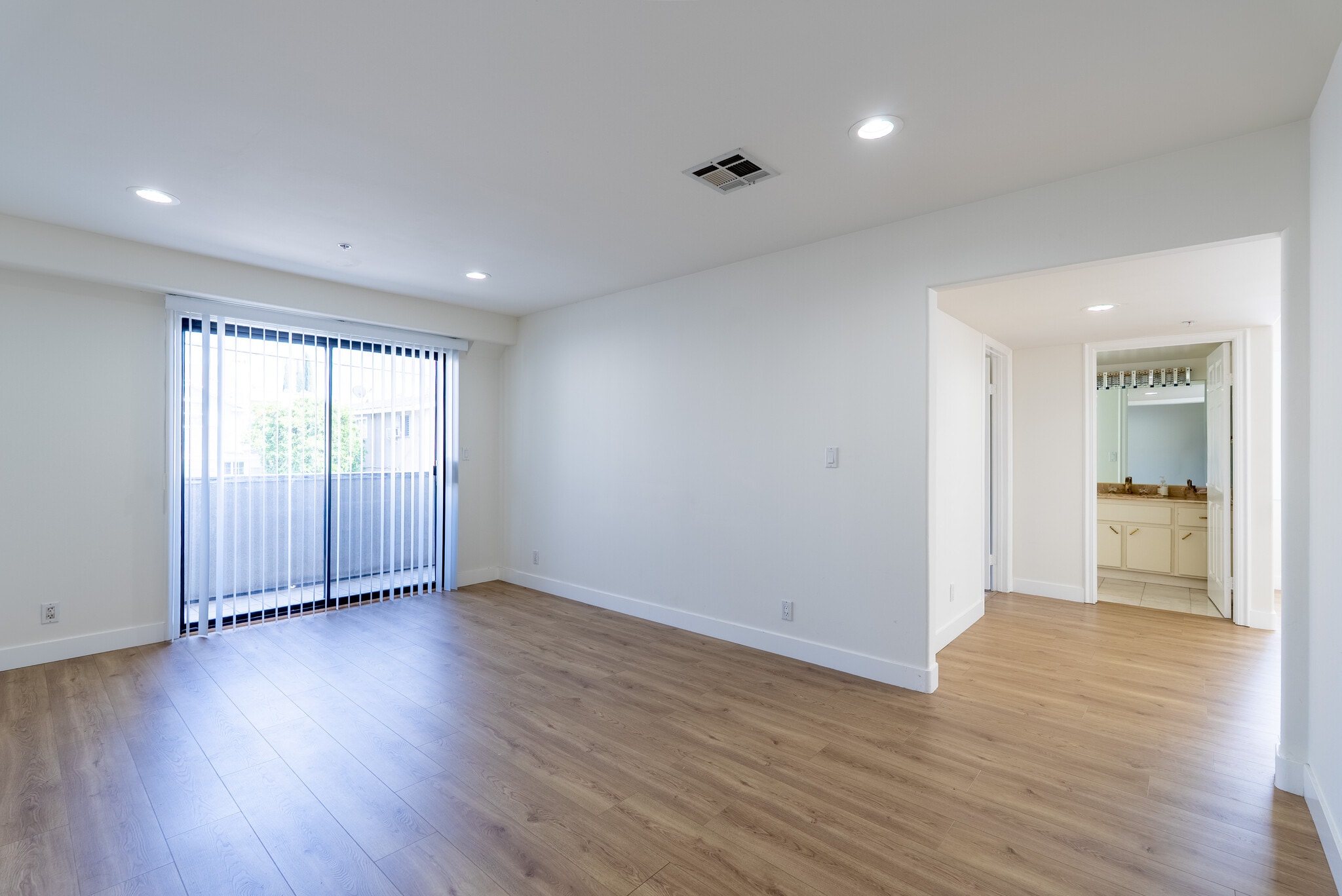 Building Photo - 1758 N Alexandria Ave