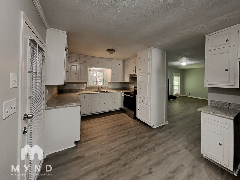 Building Photo - 2121 W Chester Cir SE