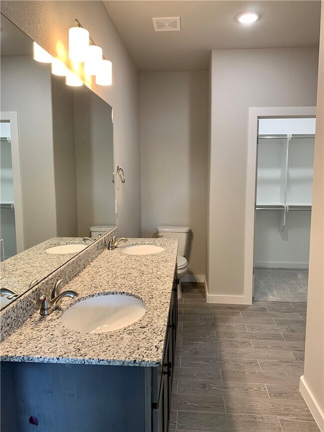 Building Photo - 402 Red Robin St