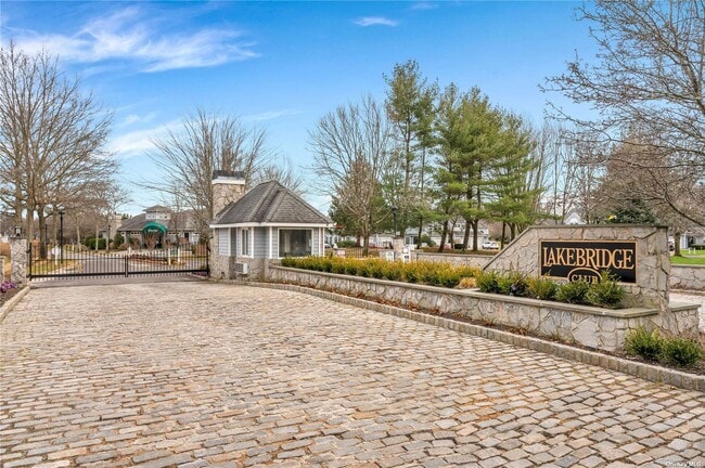 Building Photo - 141 Lakebridge Dr N