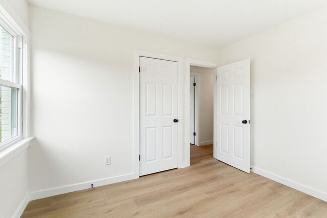 Building Photo - 159 Hazel Dr