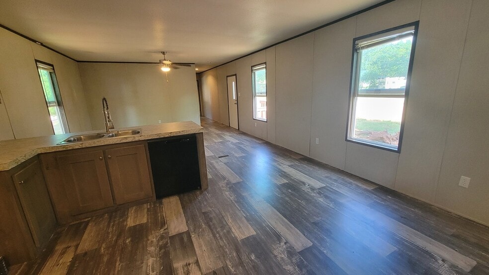 Building Photo - 5527 Lake View Dr
