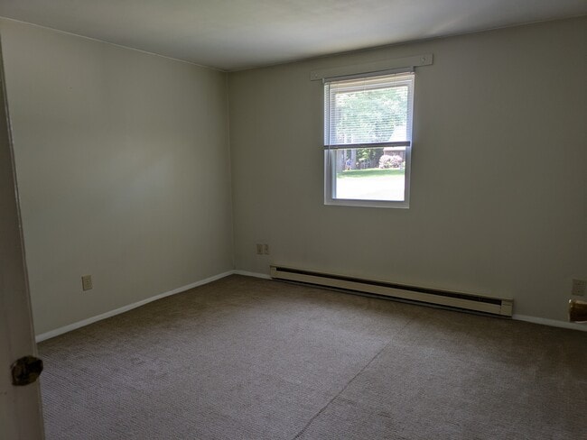 Front 2nd bedroom - 137 Thimbleberry Rd