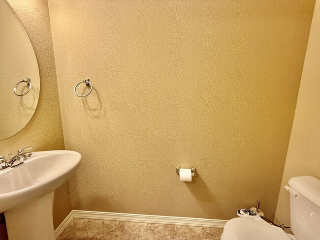 Building Photo - Beautiful Bedroom in Forest Meadows!