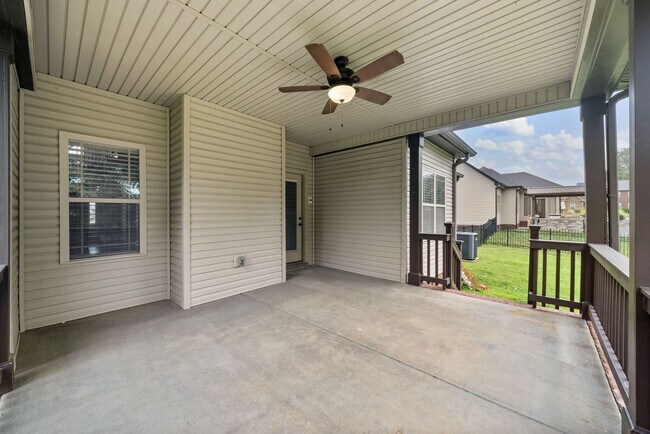 Building Photo - Pet Friendly Four Bedroom with Bonus!