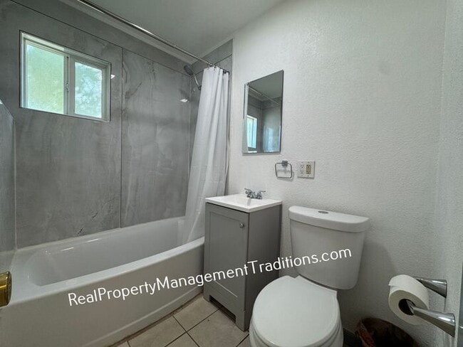 Building Photo - Cozy single story