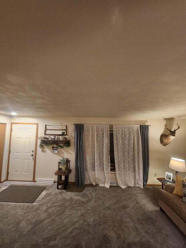 Building Photo - Townhouse (2 bdrm w/ 2.5 car garage, yard,...