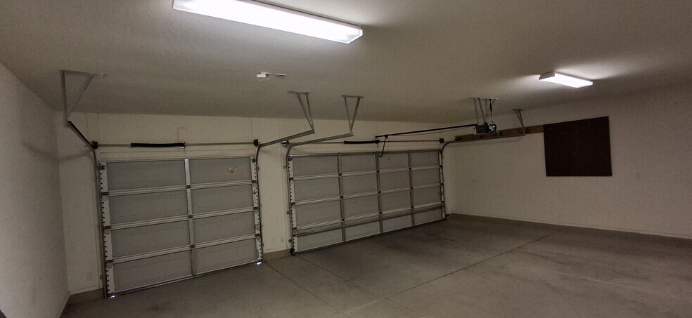 Garage #1 - 16021 W Becker Ln