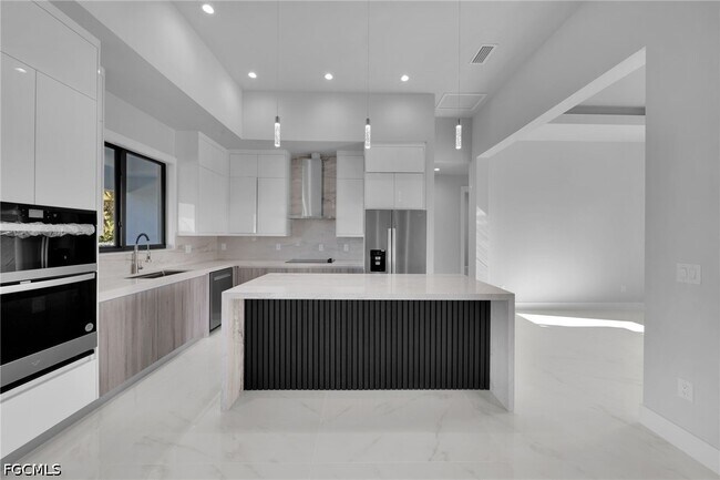 Building Photo - 436 NW 38th Ave