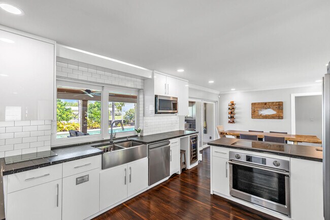 Building Photo - 2471 NE 46th St