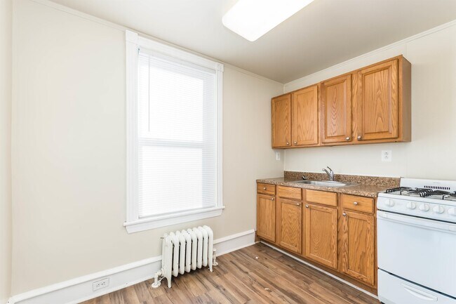 Building Photo - 121 7th Ave