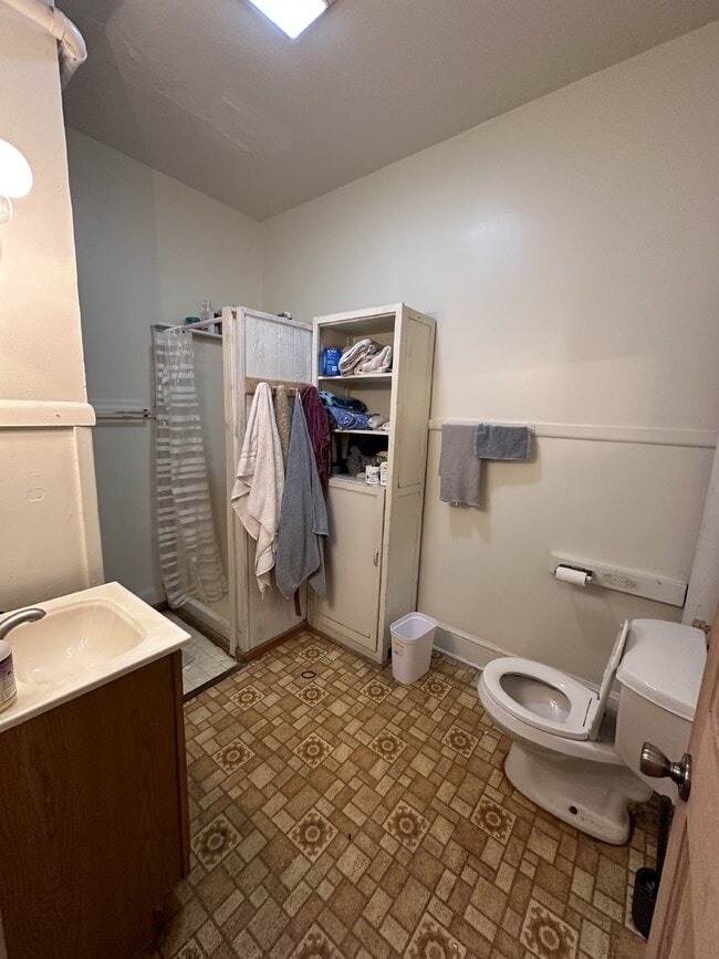 Building Photo - 4 Bed 1 Bath close to UWEC!