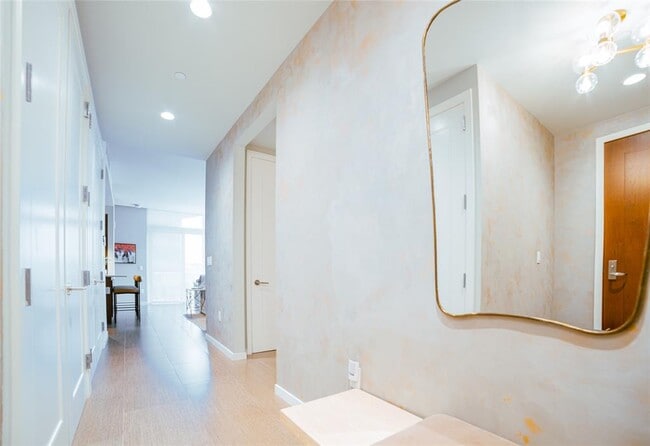 Building Photo - 200 N Congress Ave