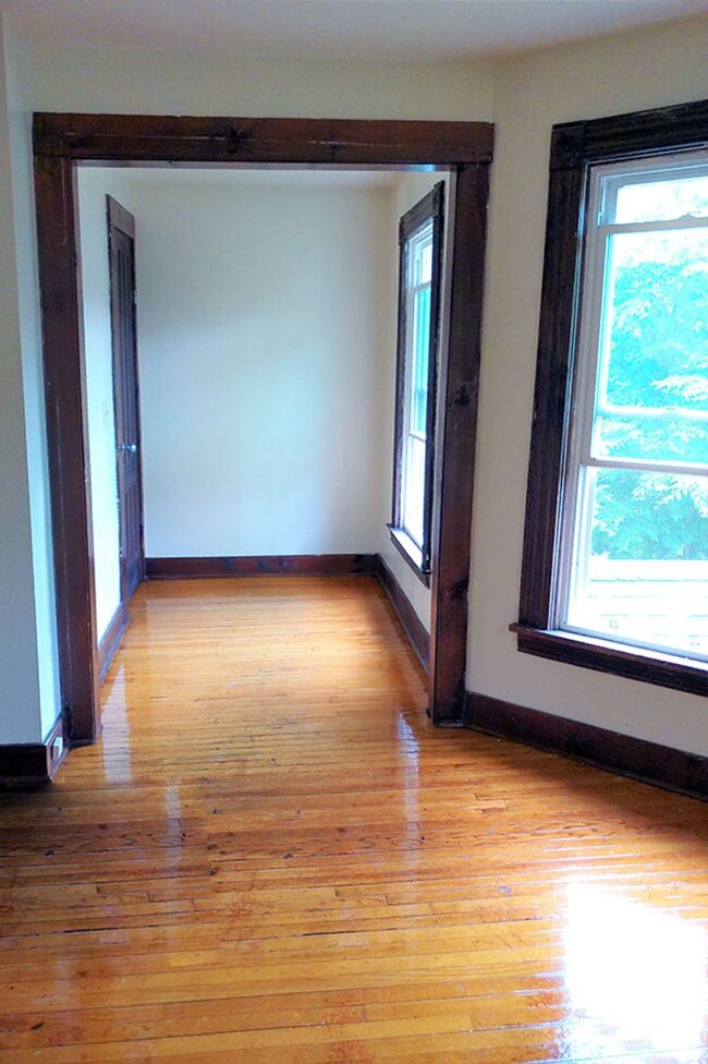 Building Photo - AVAILABLE 6/1/25 - Two Story House With Ha...