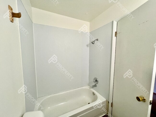 Building Photo - Em Ave Duplex