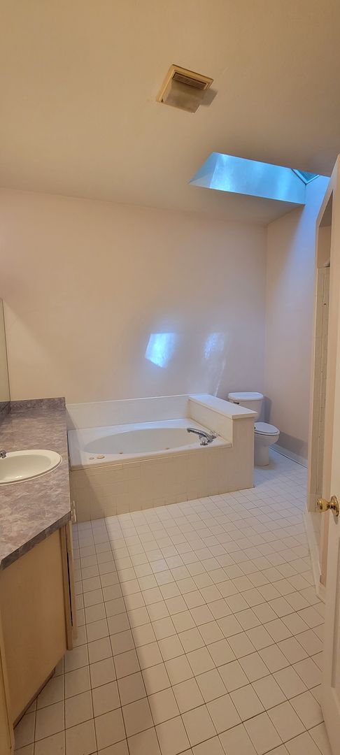 Building Photo - 3/2 (Hickory Walk in Haile Plantation) Beautiful home off the 15th Green of Haile Golf Course.