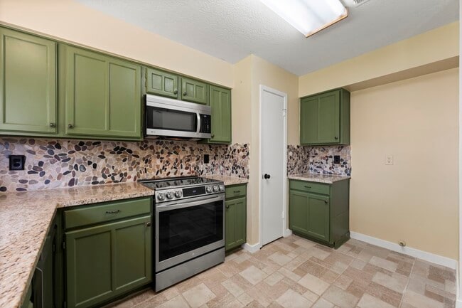 Building Photo - 16734 Summer Dew Ln