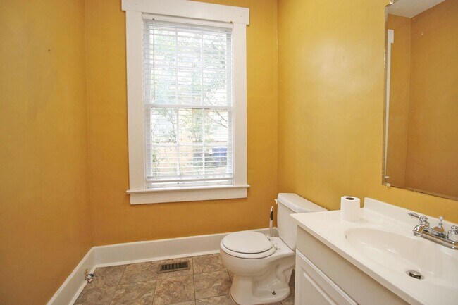 Building Photo - PRE-LEASE for July 2026 - 5 Bedroom, 2.5 Bathroom in Melrose Heights!