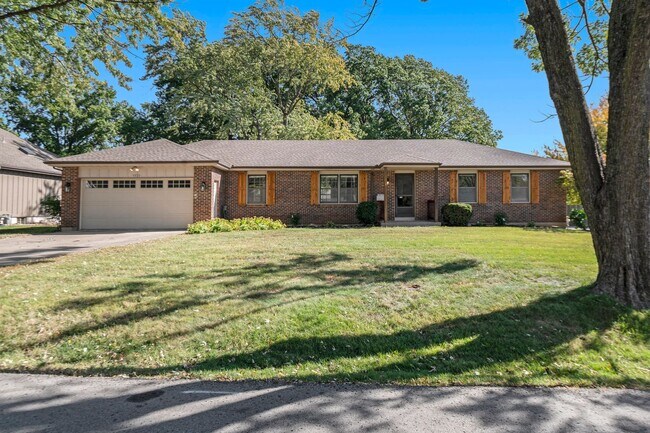 Building Photo - Charming 3 Bed 2.5 Bath Raised Ranch