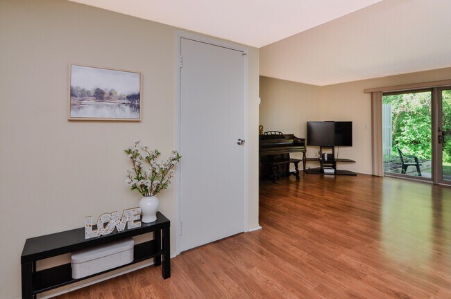 Building Photo - 609 Watersedge Dr
